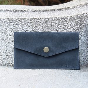 vue posee pochette enveloppe cuir daim upcycle bleu jules & jenn