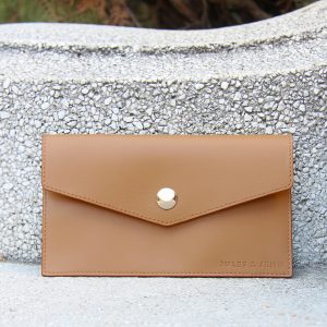 vue posee pochette enveloppe cuir daim upcycle camel jules & jenn