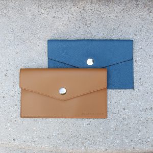 vue posee pochette enveloppe cuir upcycle camel jules & jenn