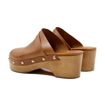 vue arriere sabots bois clous cuir tannage vegetal cognac jules & jenn