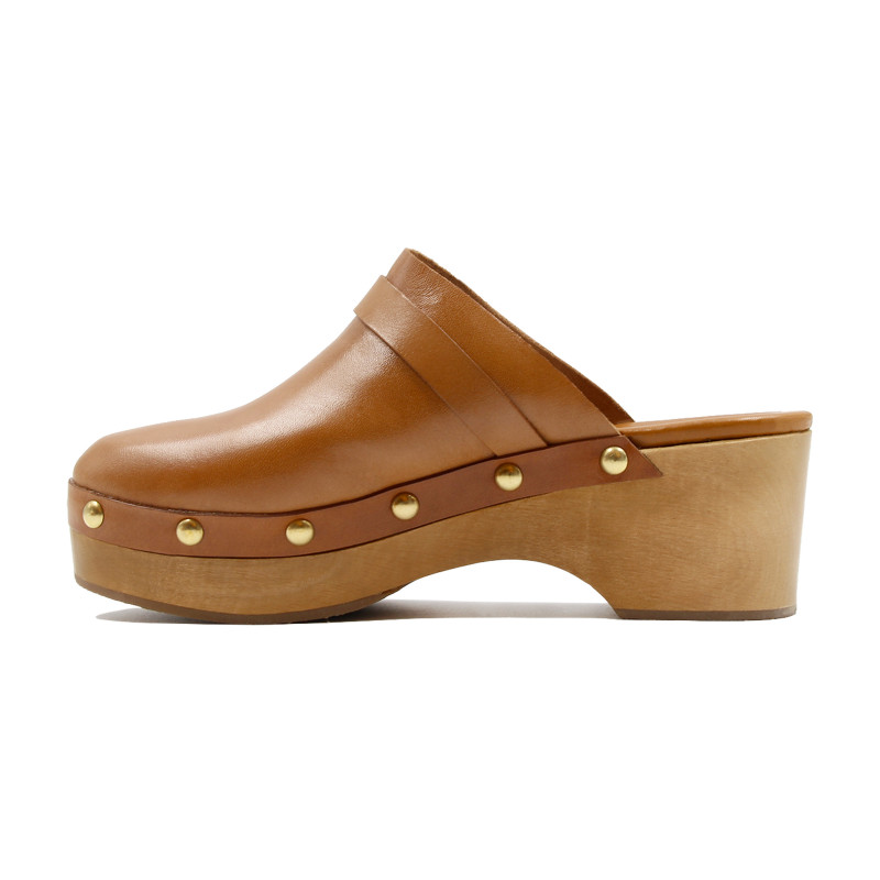 vue interieure sabots bois clous cuir tannage vegetal cognac jules & jenn