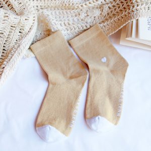 vue posee chaussettes cœur beige & blanc jules & jenn