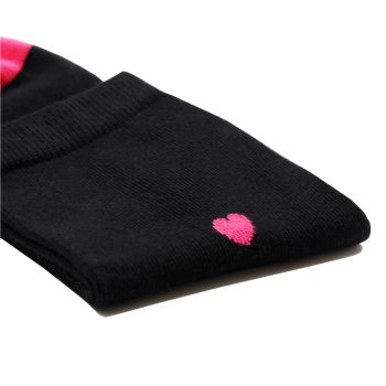 vue serree chaussettes cœur noir & fushia jules & jenn