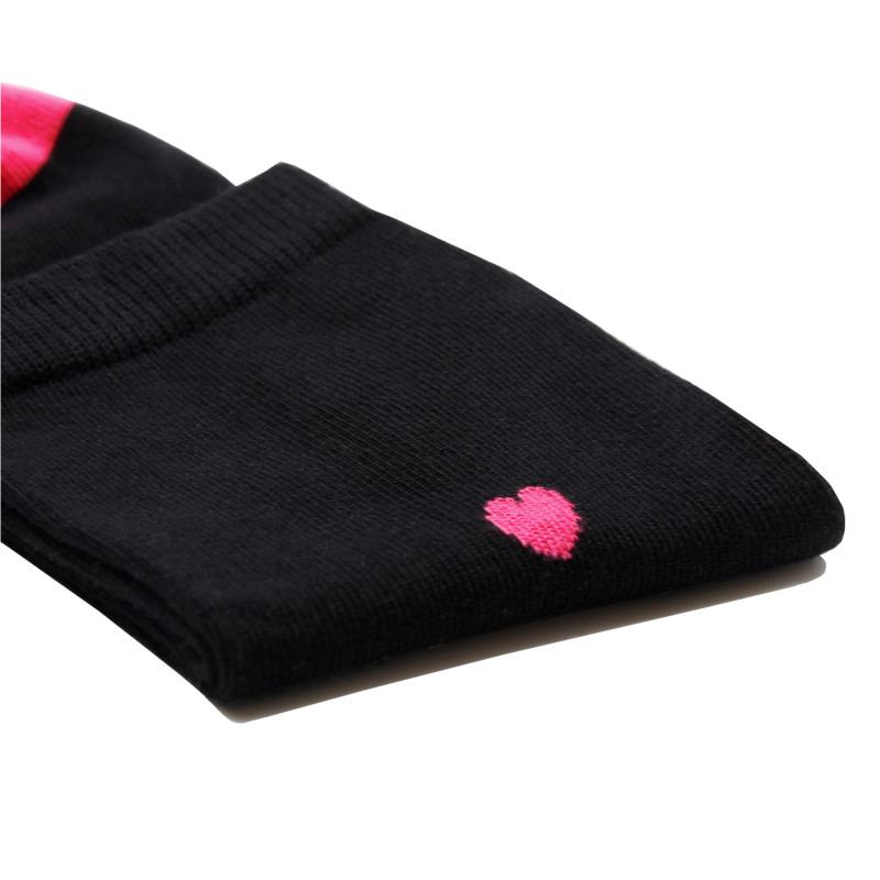 vue serree chaussettes cœur noir & fushia jules & jenn