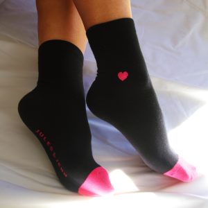 vue portee chaussettes cœur noir & fushia jules & jenn