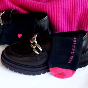 vue posee chaussettes cœur noir & fushia jules & jenn