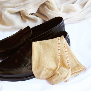 vue posee chaussettes lurex dore jules & jenn