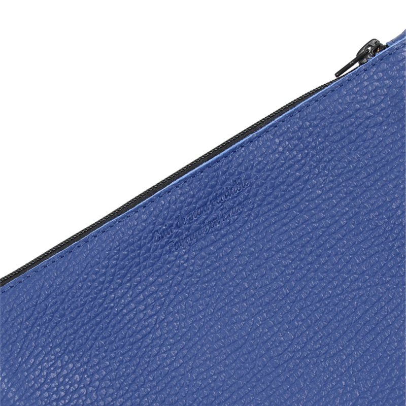 vue detail pochette cuir graine upcycle bleu moyen modele jules & jenn