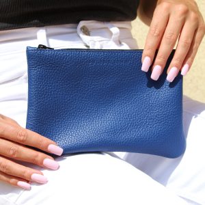 vue portee pochette cuir graine upcycle bleu moyen modele jules & jenn