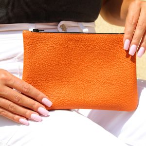 vue portee pochette cuir graine upcycle orange moyen modele jules & jenn