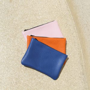 vue posee pochette cuir graine upcycle rose bleu et orange moyen modele jules & jenn