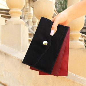 vue posee pochette enveloppe cuir daim upcycle noir jules & jenn