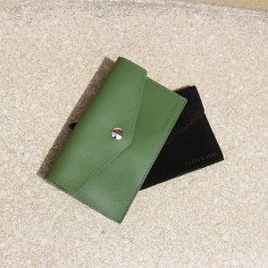 vue posee pochette enveloppe cuir upcycle kaki jules & jenn