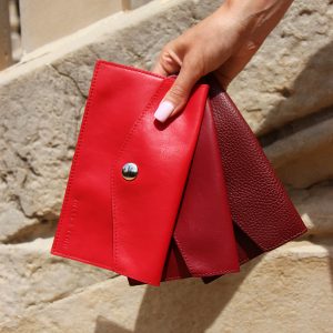 vue posee pochette enveloppe cuir upcycle rouge jules & jenn