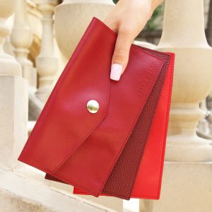 vue posee pochette enveloppe cuir upcycle rouge fonce jules & jenn