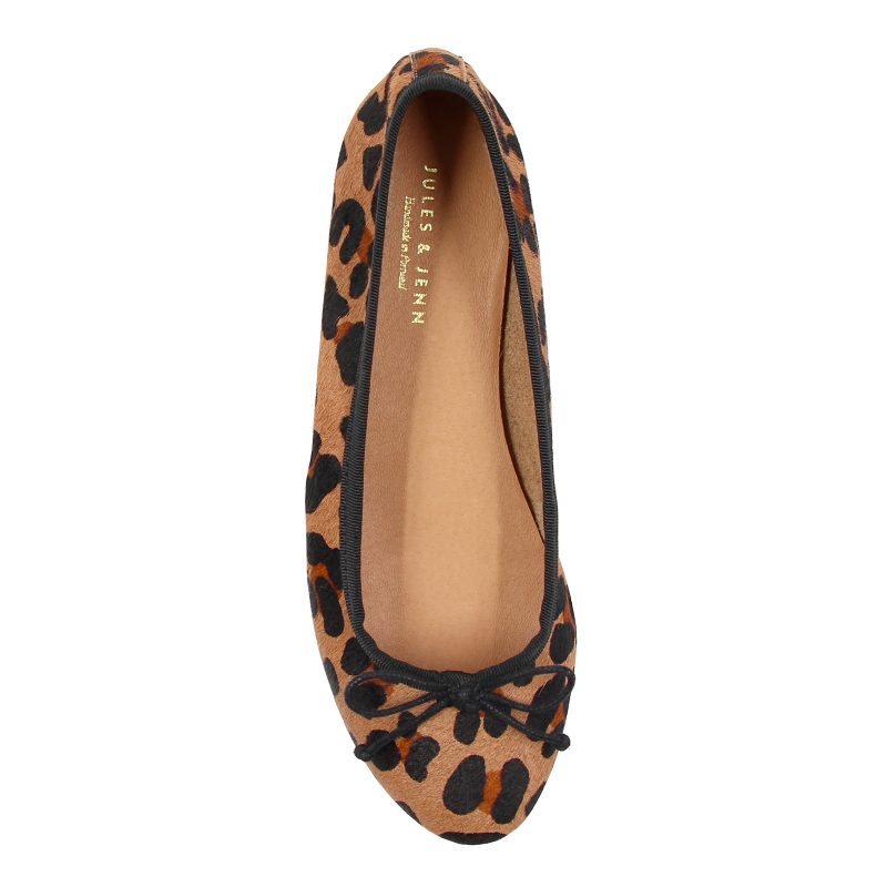 vue dessus ballerines classiques cuir leopard jules & jenn