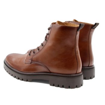 vue arriere boots lacet crantees cuir cognac jules & jenn